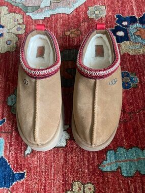 Brand NEW UGG Chestnut Platform Slip-On Loafers with Red Trim